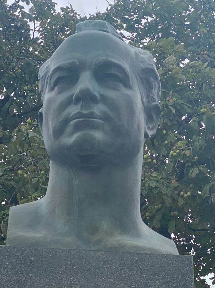 Алексей Архипович Леонов памятник - 5