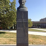 Памятник-бюст Комарову - 2