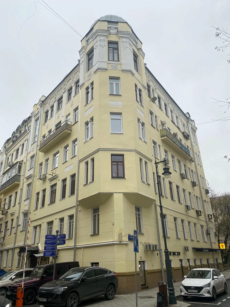 Памятная доска Кара Караеву - 1