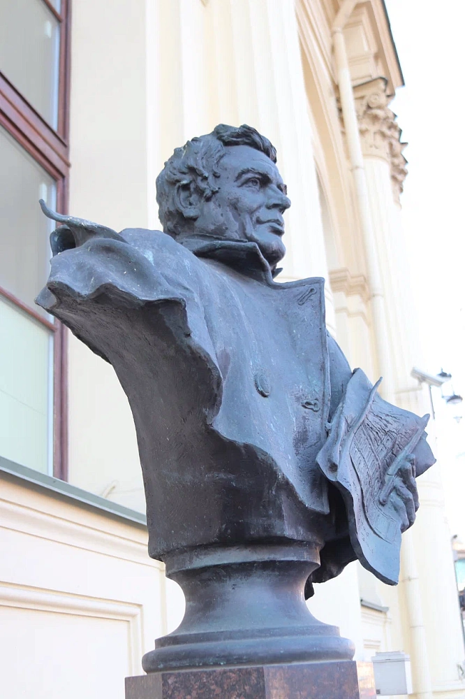 Памятник-бюст К.А.Тону - 3