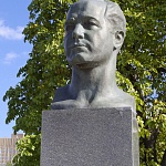 Алексей Архипович Леонов памятник - 7