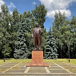 Памятник Ленину Лиственничная аллея - 2