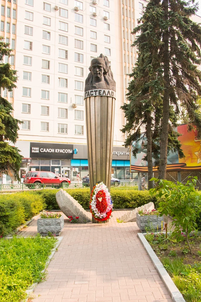 Памятник Герою Советского Союза Гастелло Николаю Францевичу - 2