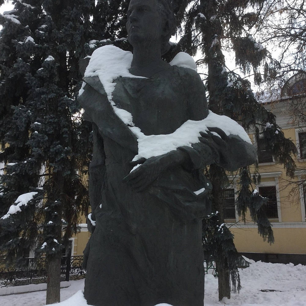 Памятник скульптору Вере Мухиной - 2