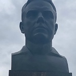 Памятник-бюст Комарову - 6