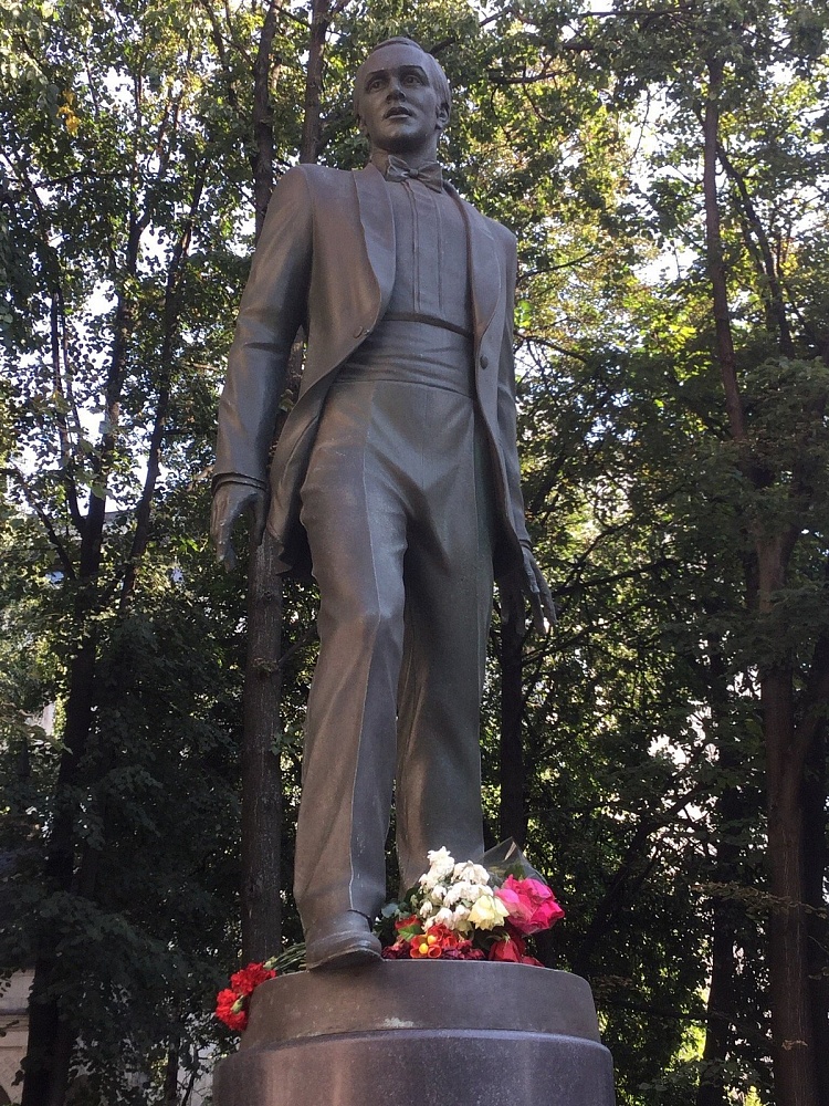 Памятник Муслиму Магомаеву - 6