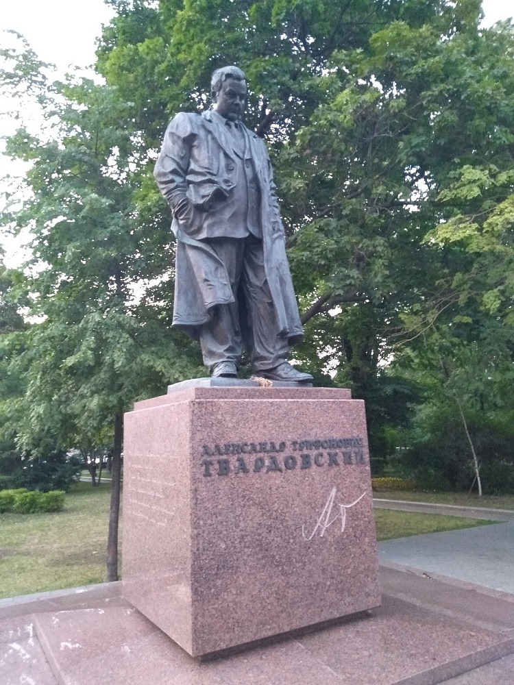 Памятник А.Т. Твардовскому - 4
