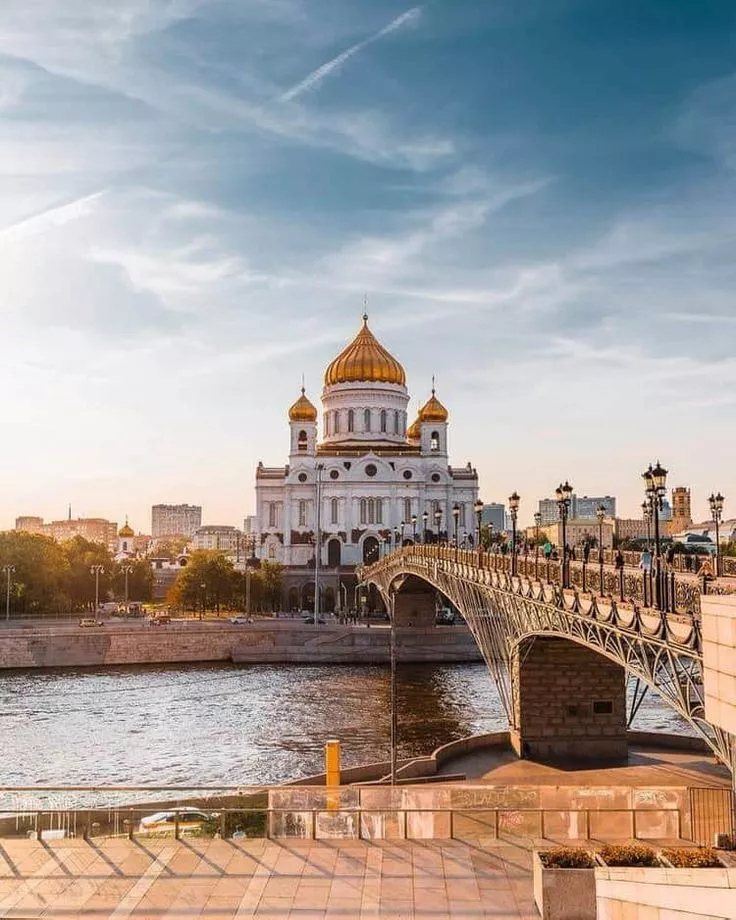Мини-парк и мост у Храма Христа Спасителя - 1