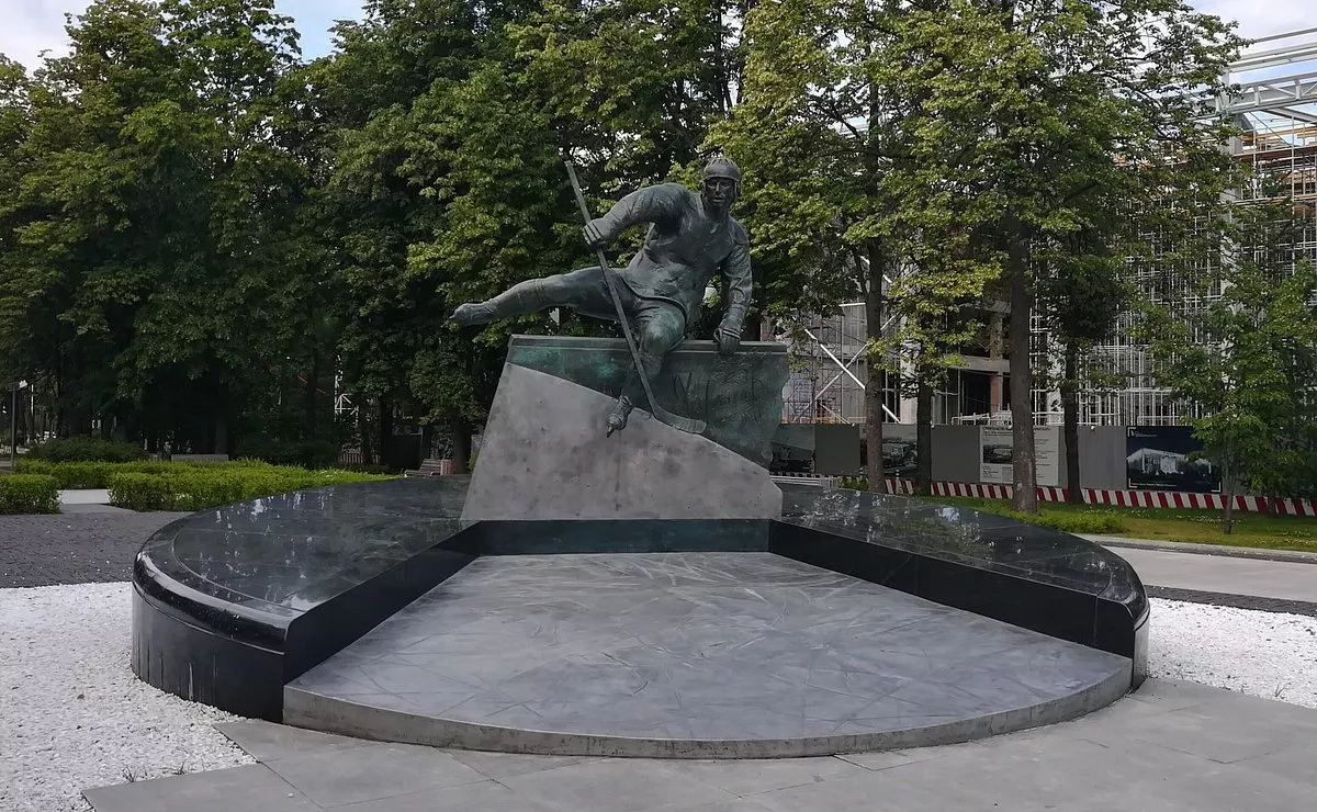 Памятник В.Б. Харламову - 2