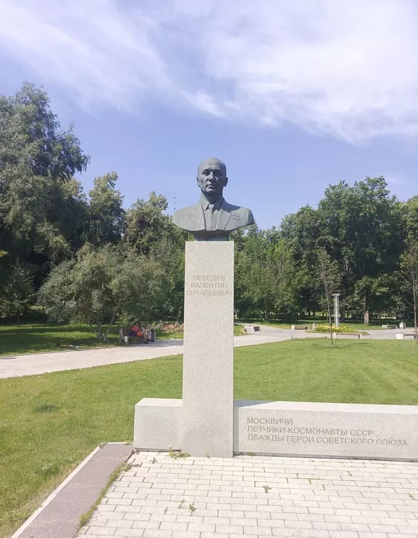 Памятник-бюст В. В Лебедеву - 3