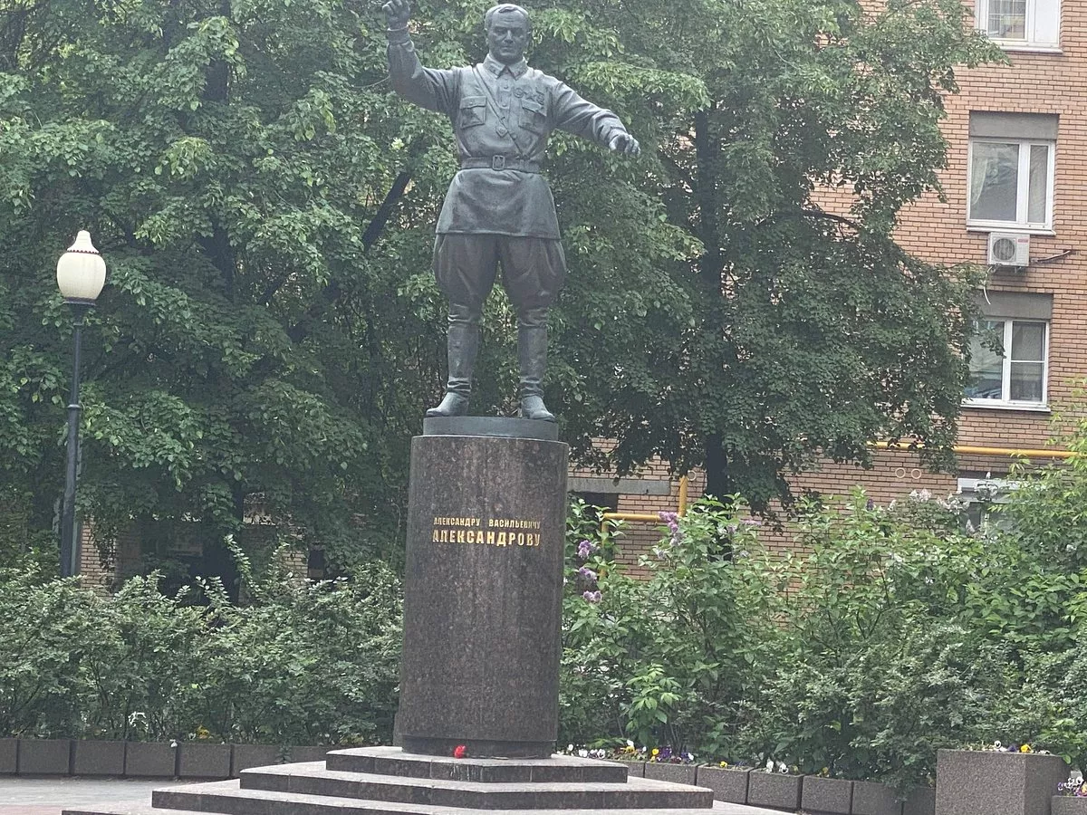 Памятник А.В. Александрову - 5
