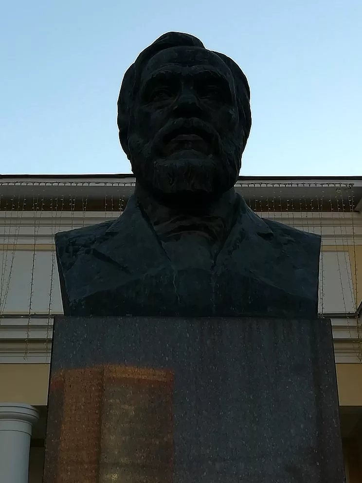 Памятник-бюст С. П. Боткину - 2