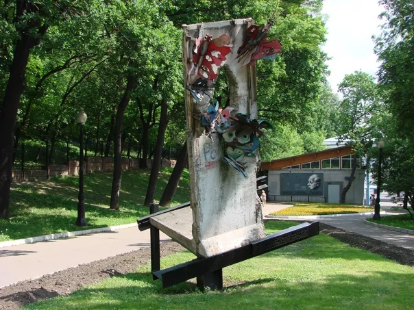 Кусок Берлинской стены - 4