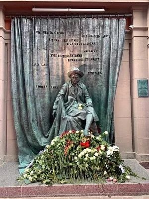 Скульптурная композиция Театра имени Евгения Вахтангова