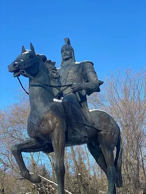 Памятник Манасу Великодушному