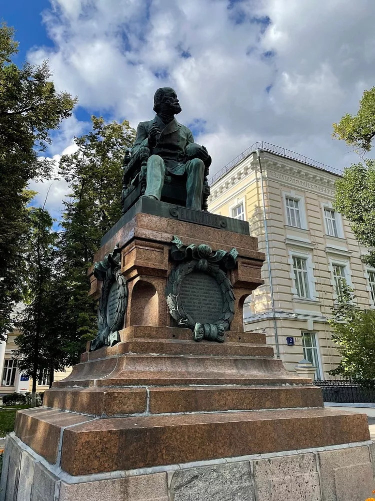 Памятник Н.И. Пирогову - 2