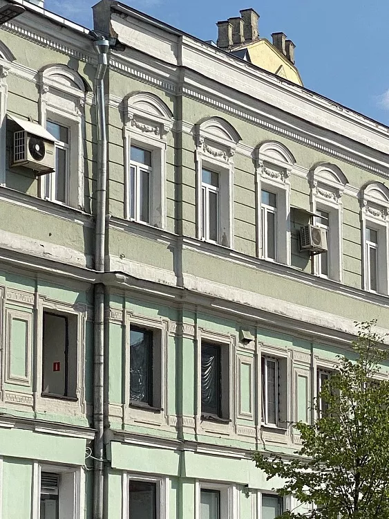 Здание Гостиницы и Ресторана Яр - 1