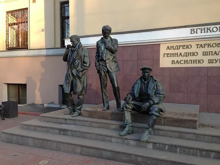 Памятник выпускникам ВГИК - 1